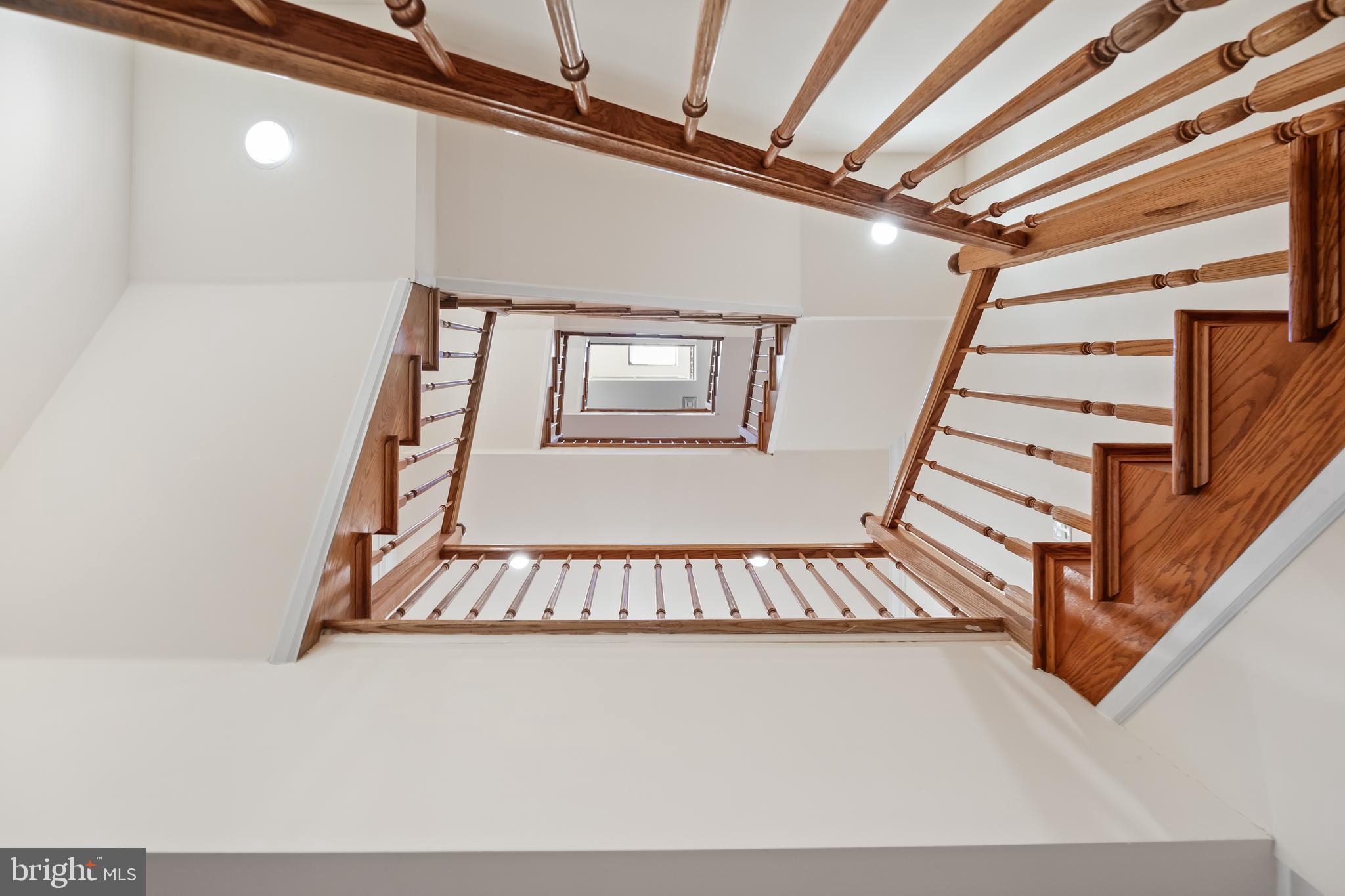 QUEEN VILLAGE - Residential