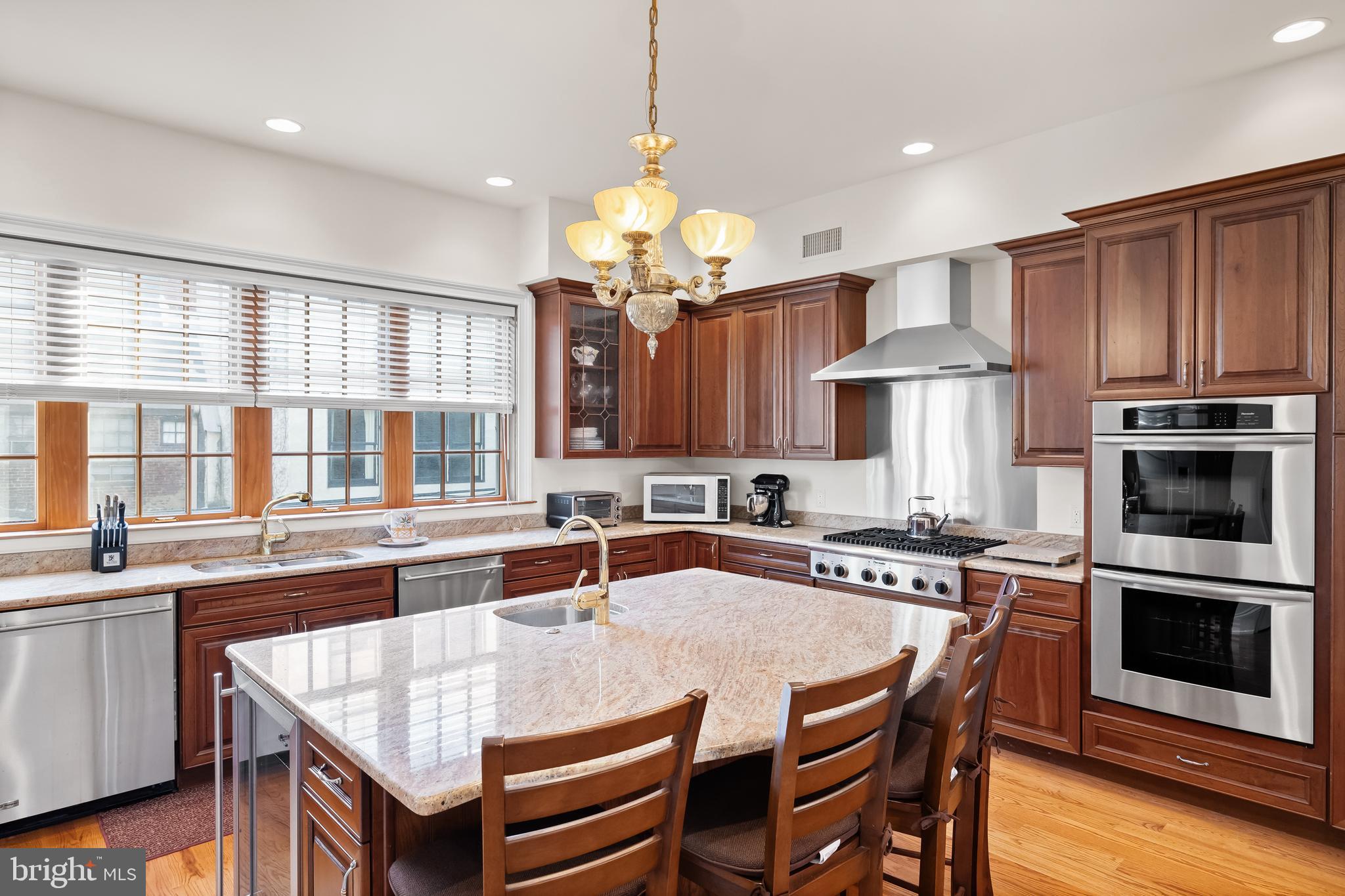 QUEEN VILLAGE - Residential