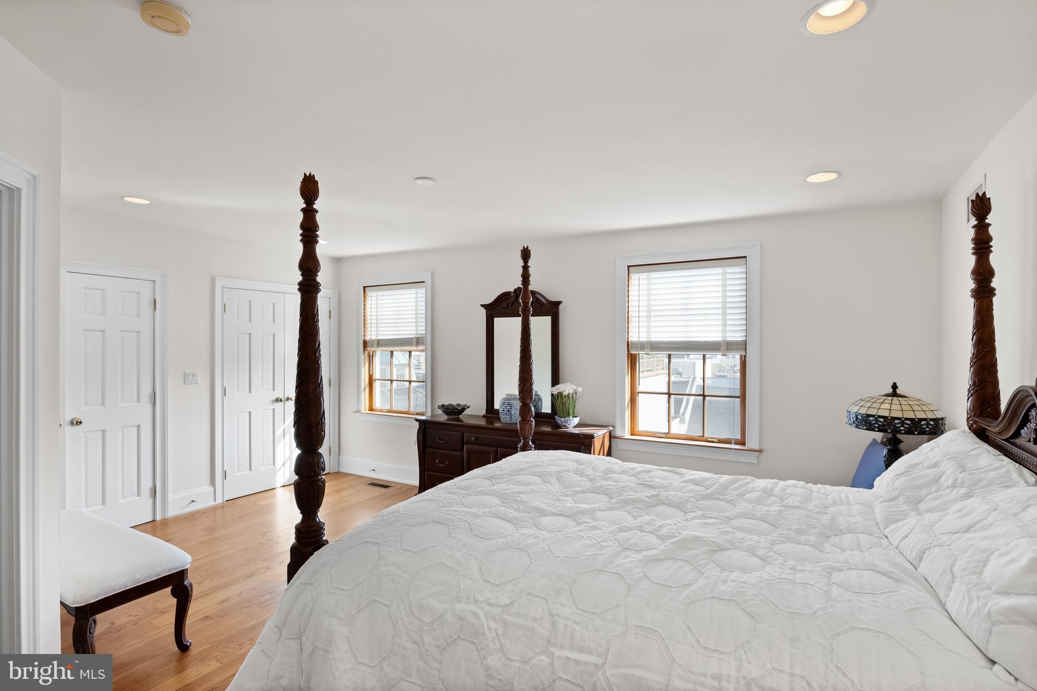 QUEEN VILLAGE - Residential