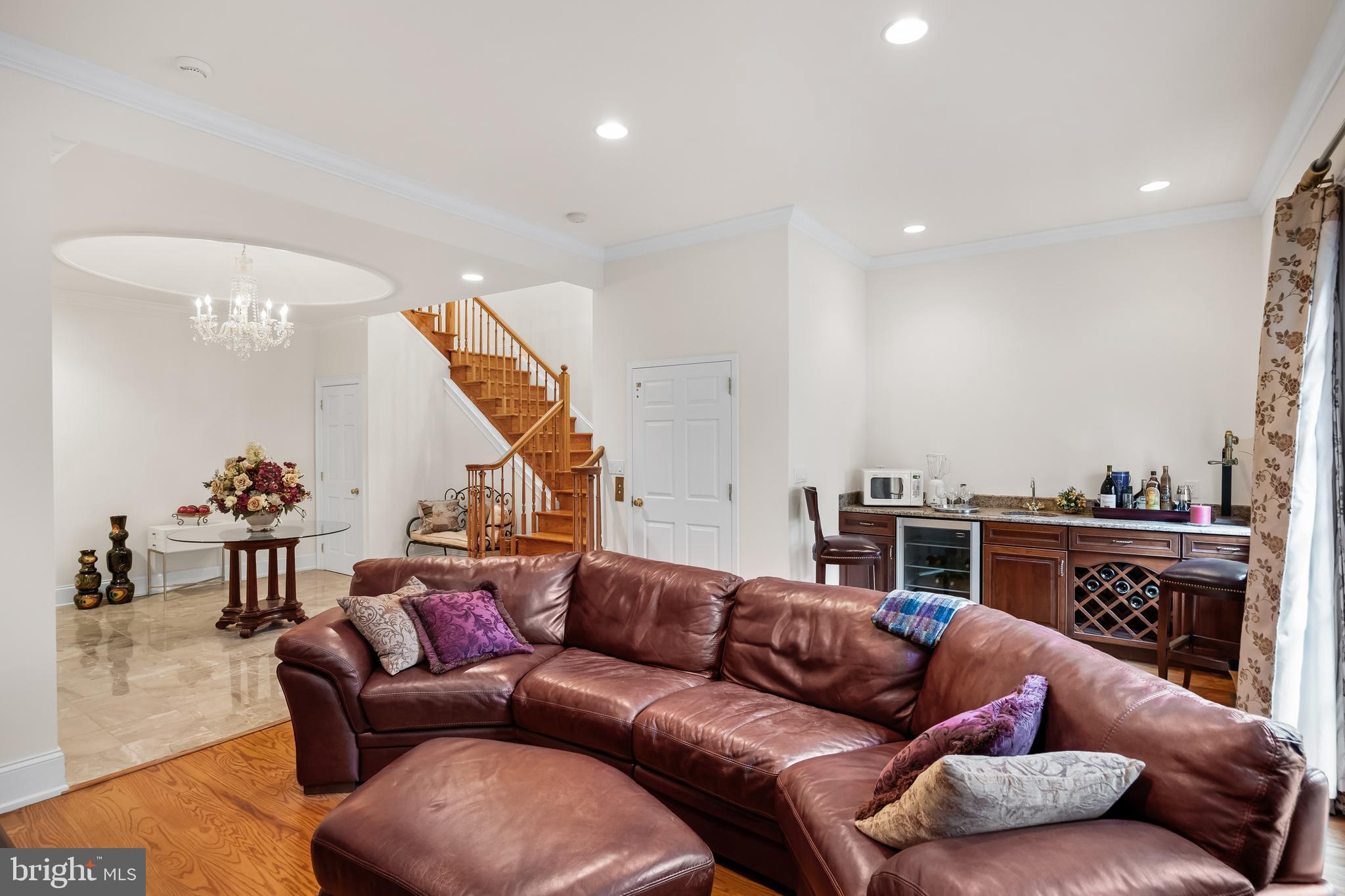 QUEEN VILLAGE - Residential