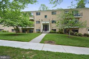 SPACIOUS & BRIGHT. HARDWOOD FLOORS THROUGHOUT. UPDATED KITCHEN OPENS TO DR/L  R AREA. WOOD CABINETS. GRANITE COUNTERTOPS.  NICE OUTDOOR SPACE WITH PATIO TO LARGE GRASS AREA. LOW CONDO FEE INCLUDES UTILITIES, PARKING, STORAGE AND AMENITIES. WALK TO GROSVENOR METRO ON THE RED LINE WITH FULL RUSH HOUR SERVICE. NEAR NIH AND WALTER REED BETHESDA MEDICAL.