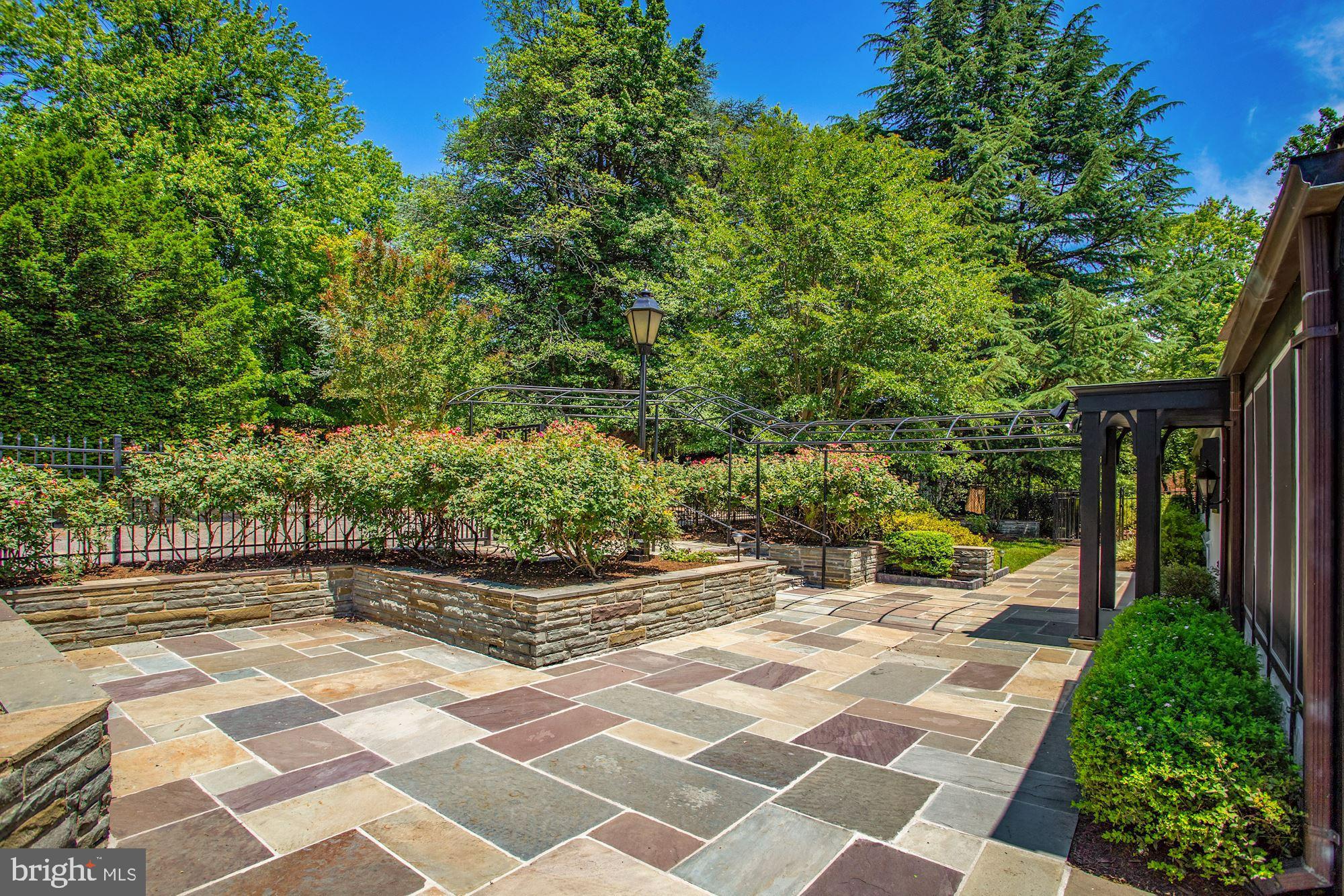 WOODSIDE PARK - Residential