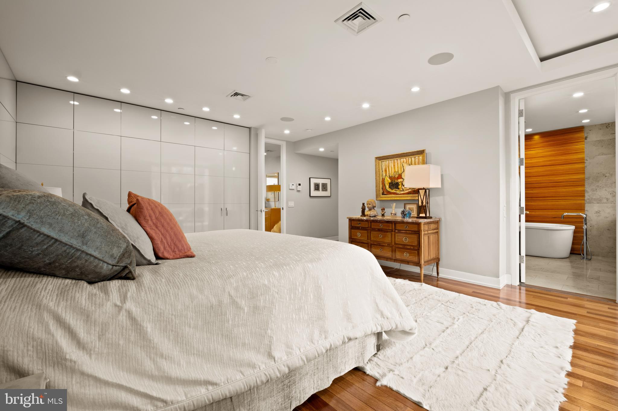 LOGAN SQUARE - Residential