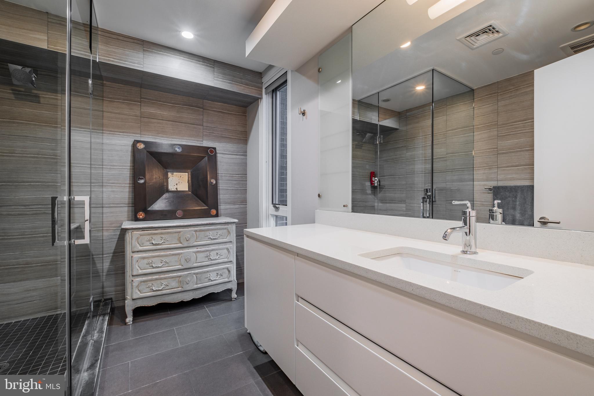 LOGAN SQUARE - Residential