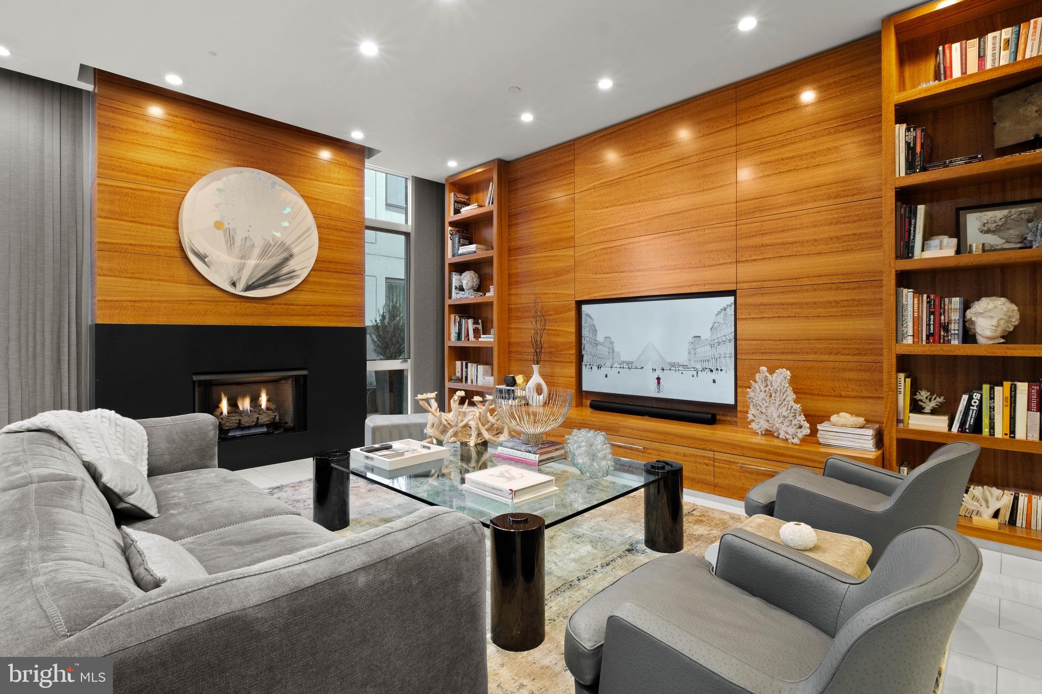LOGAN SQUARE - Residential