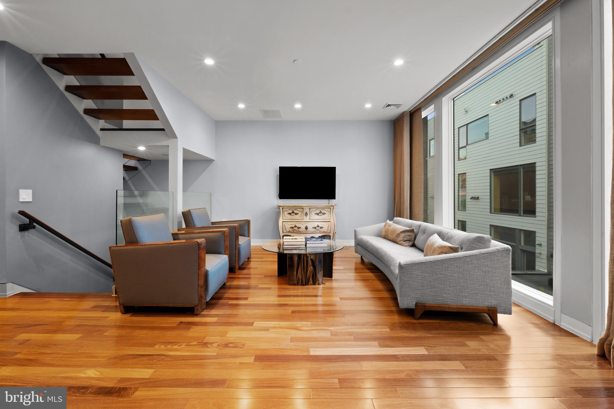 LOGAN SQUARE - Residential