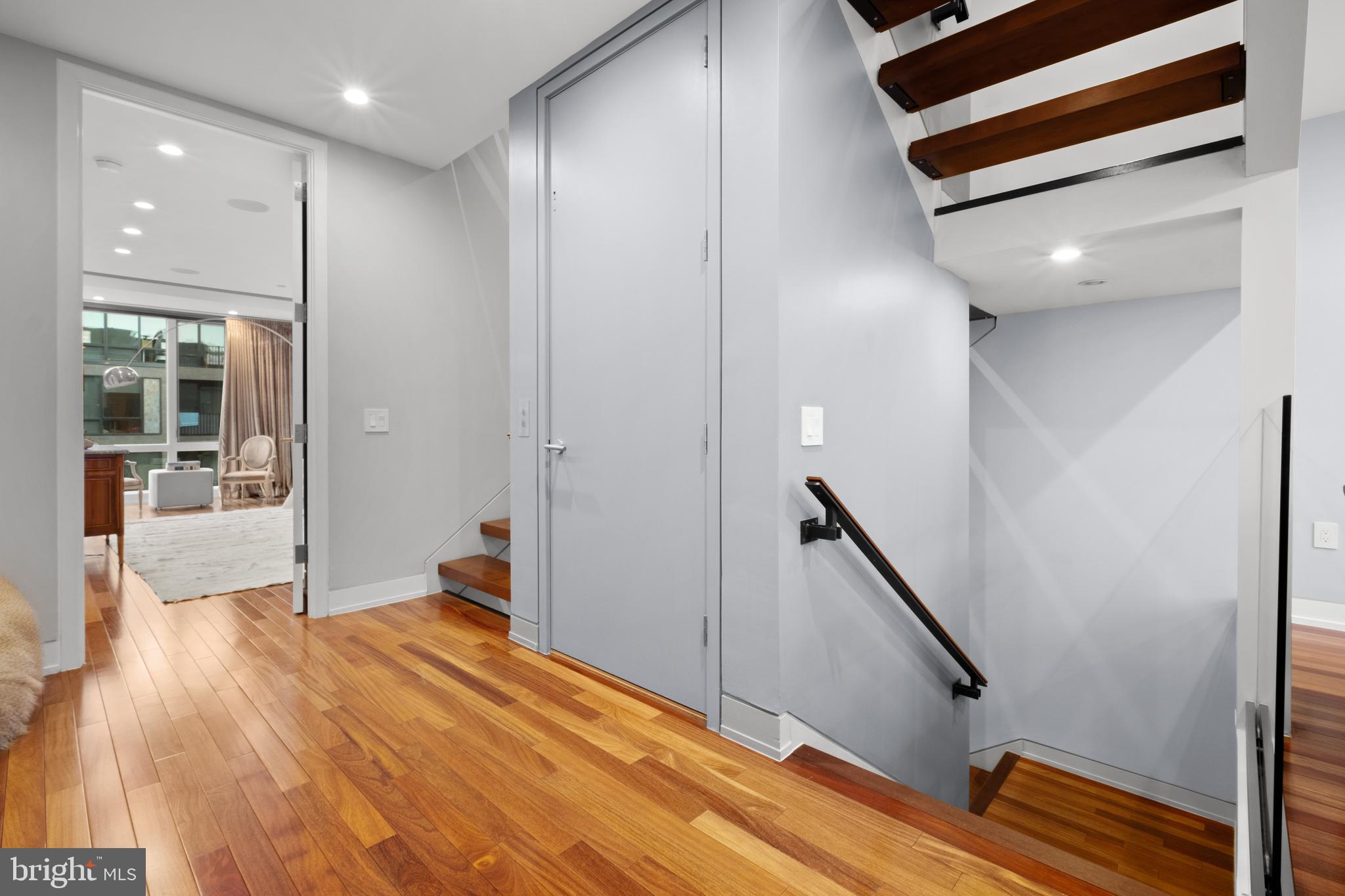 LOGAN SQUARE - Residential