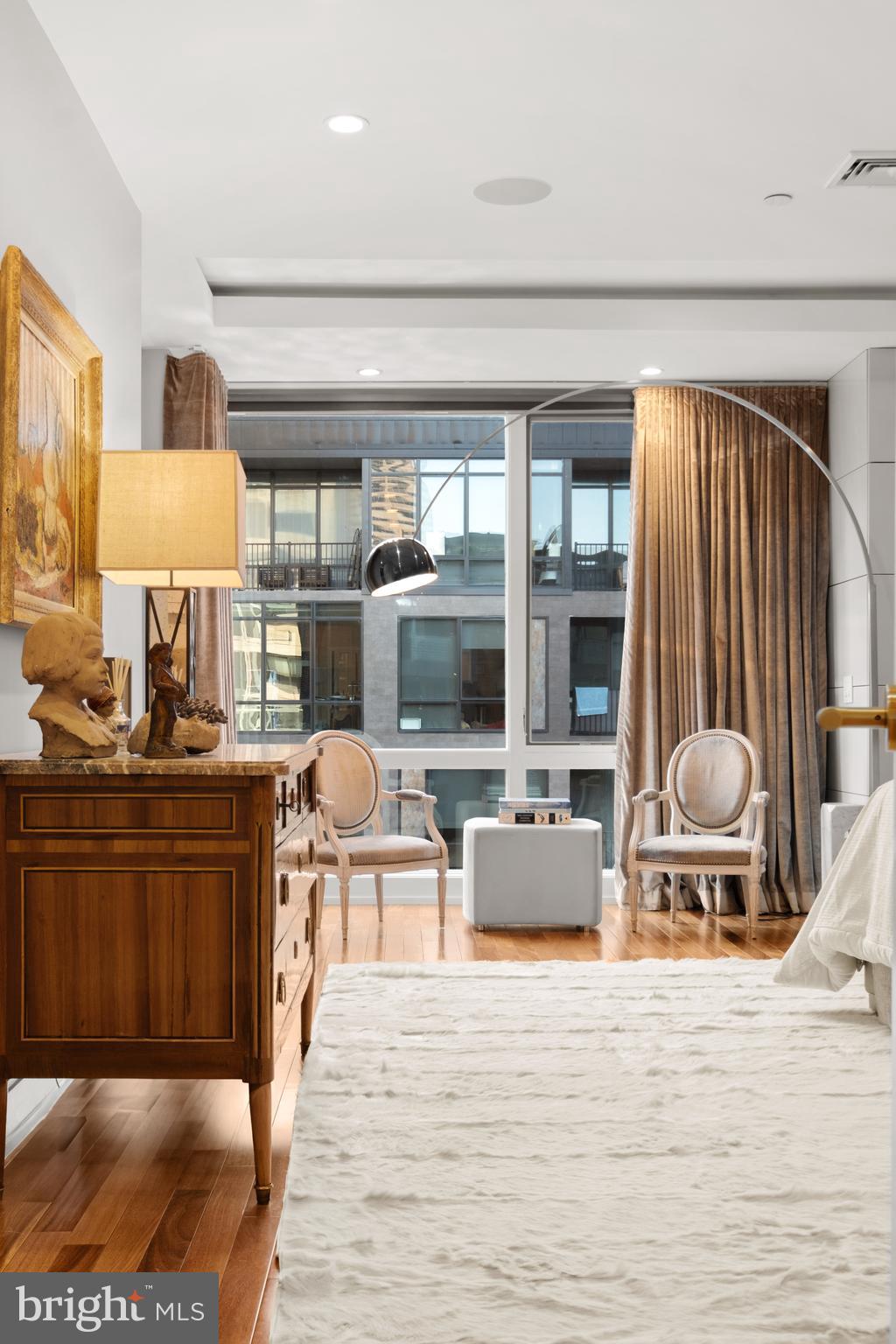 LOGAN SQUARE - Residential