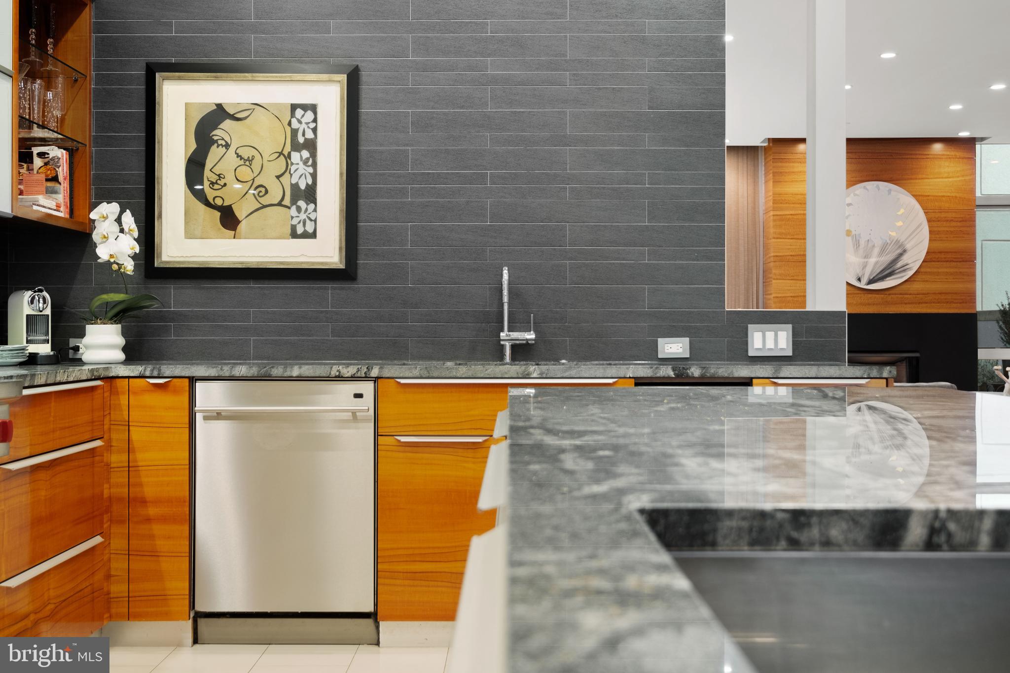 LOGAN SQUARE - Residential