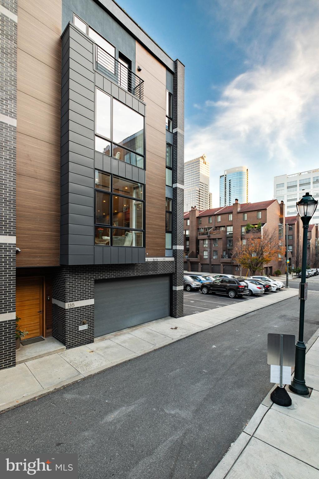 LOGAN SQUARE - Residential