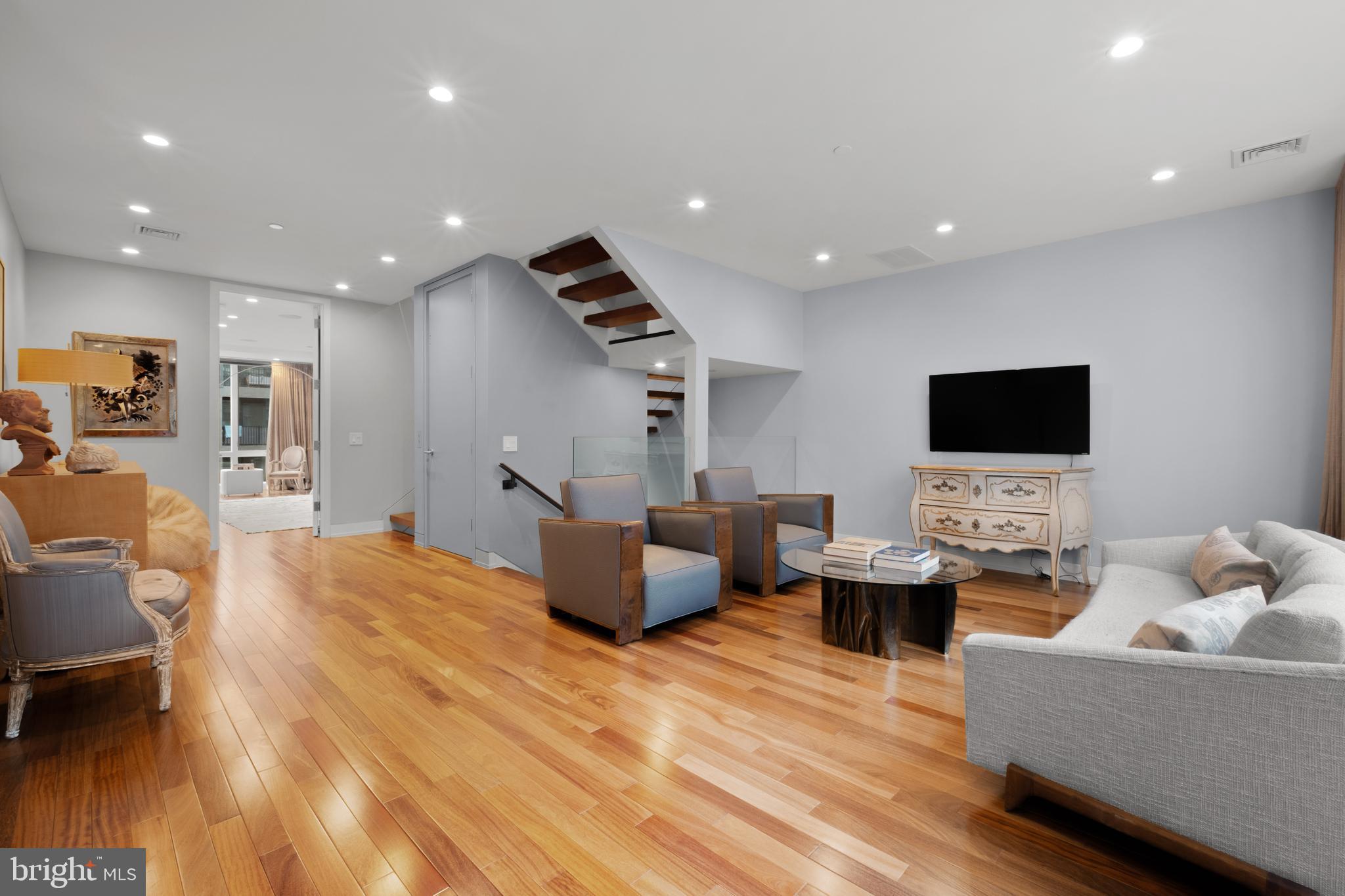 LOGAN SQUARE - Residential
