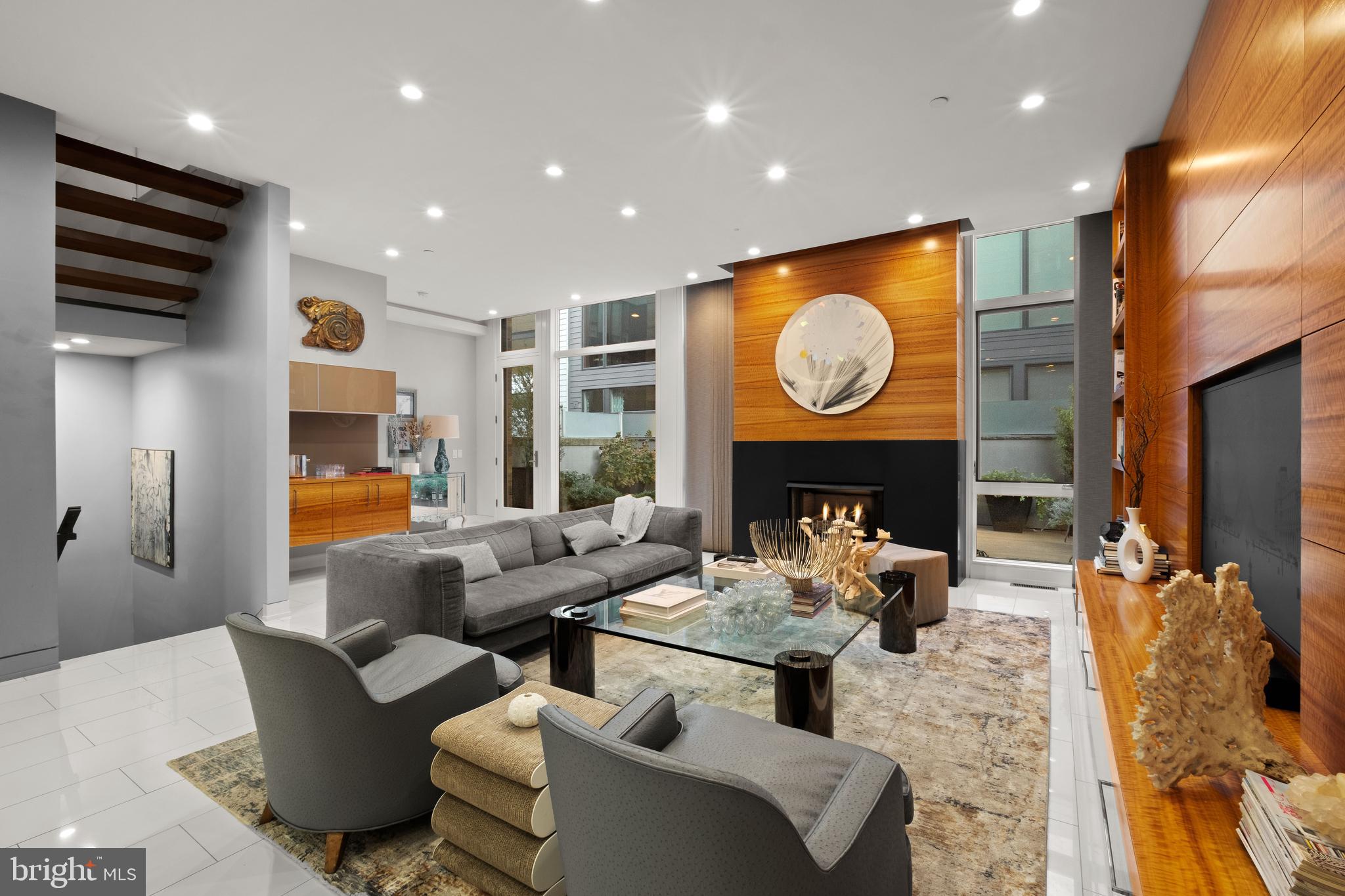 LOGAN SQUARE - Residential