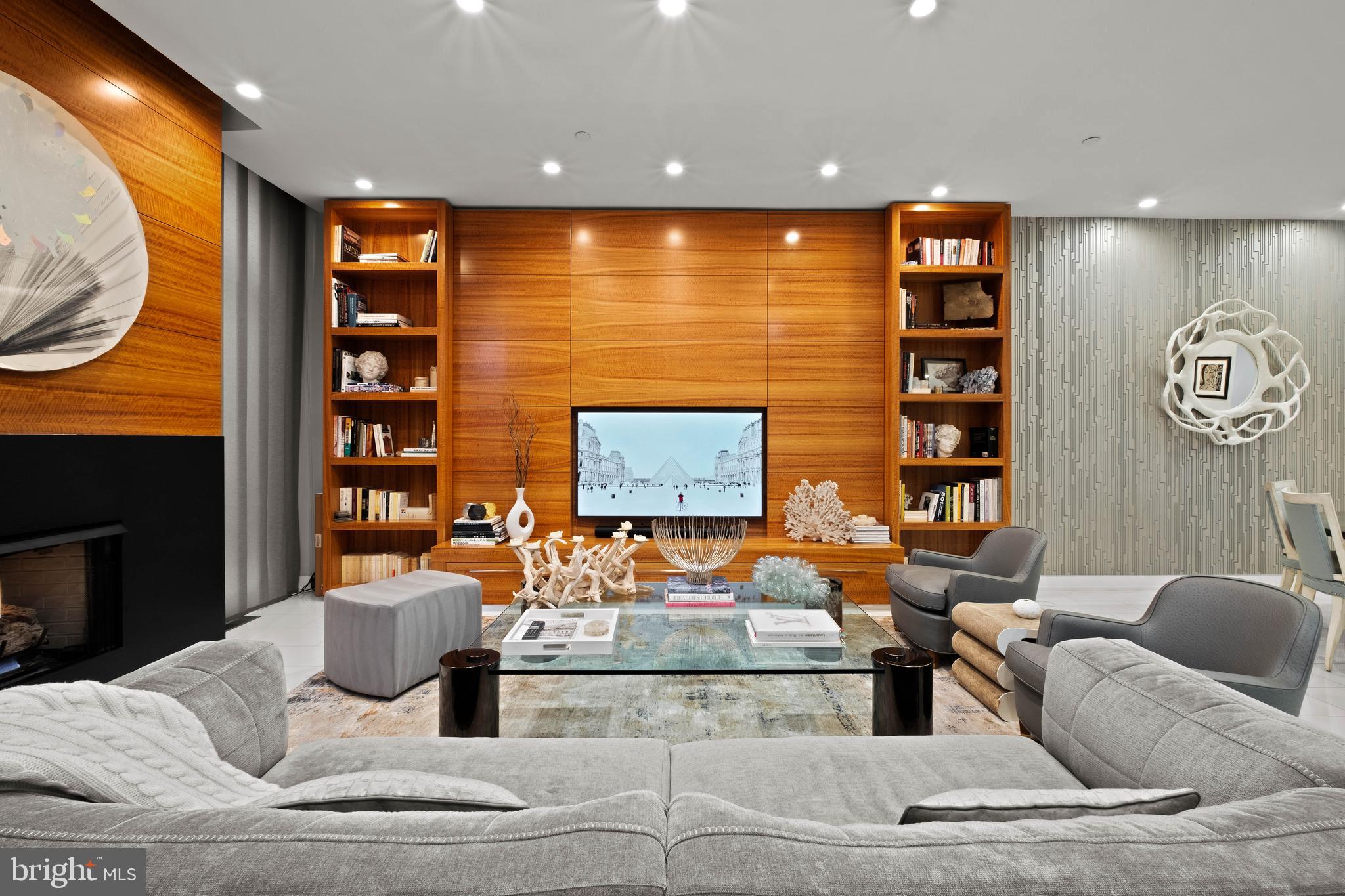 LOGAN SQUARE - Residential