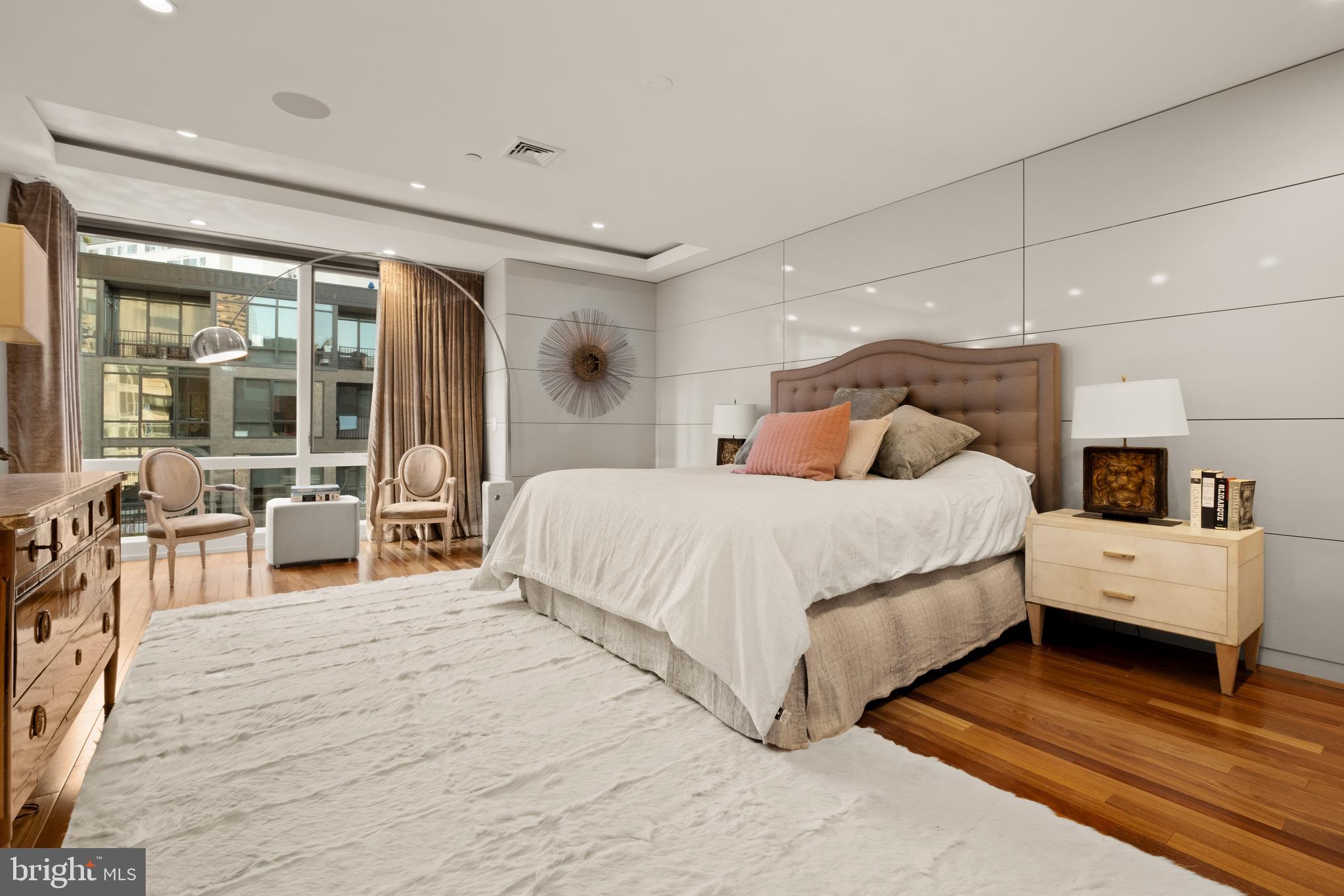 LOGAN SQUARE - Residential