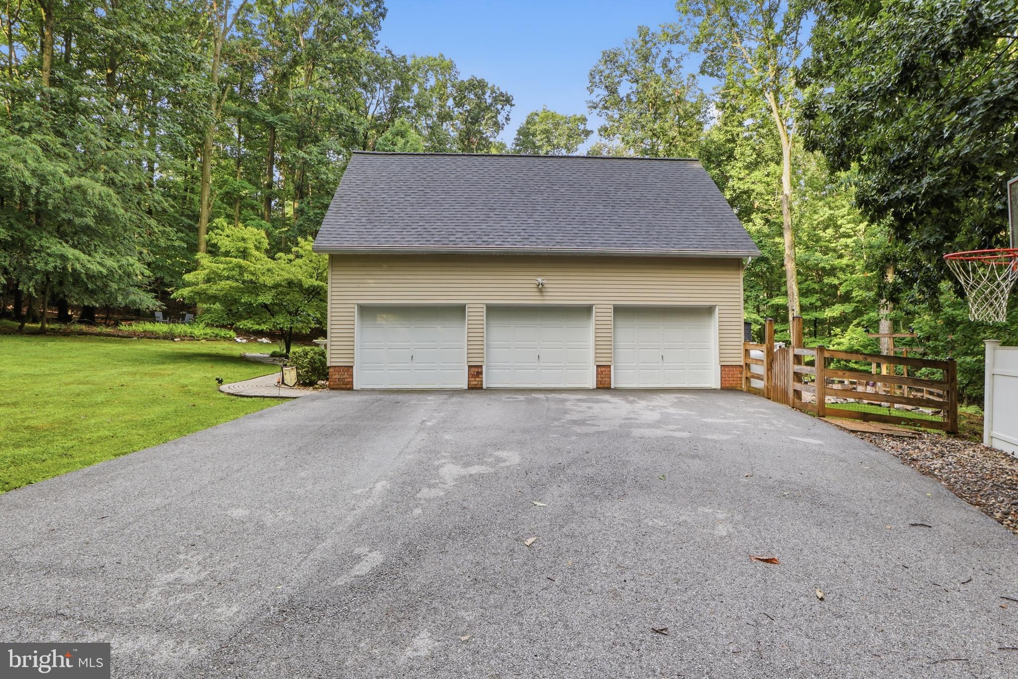 LAUREL WOODS - Residential