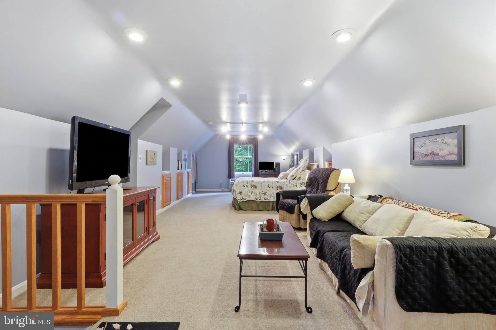 LAUREL WOODS - Residential