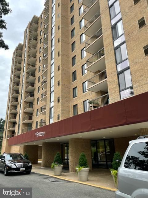 Spacious 1BEDn+ Den , 
Lowest Rental deal in Arlington high rise ! Galore of amenities, best commute location!

Clubhouse, pool, gym, 856sft 1bed Room, 1Bath with Den/dining room. Pets allowed. Newer appliances, very clean and ready to move in.  Bright and cozy unit in The Brittany Condominiums w/balcony views! Ceramic tile. w/hardwoods, Closets, Washer and Dryer in unit.  Tenant pays Electric. Water included in Condo fees paid by owner. 

Move-in fee $250, Fitness, 24 hr concierge, pool, tennis, bike/jogging path, business and and party room. 
Move in March30th.