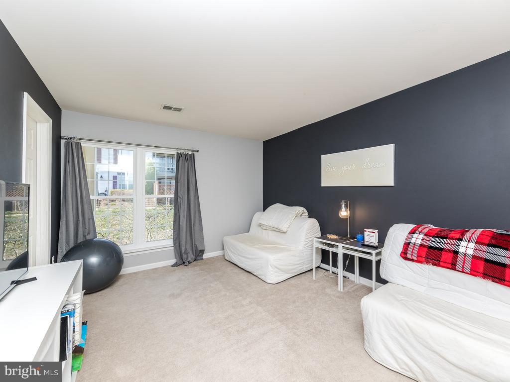 HAMPTON SQUARE CONDOMINIUMS - Residential