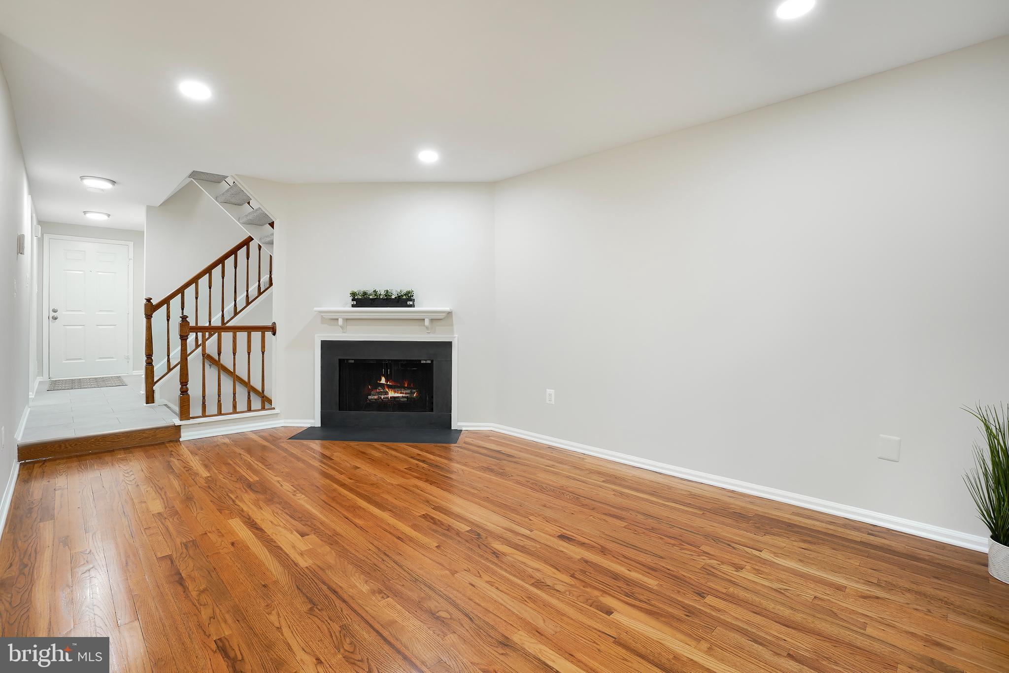 WOODLAND HILLS - Residential