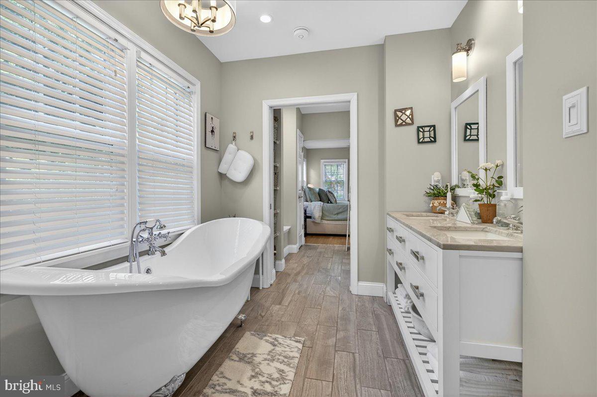 MAKEFIELD MANOR - Residential