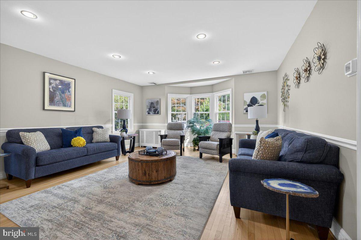 MAKEFIELD MANOR - Residential