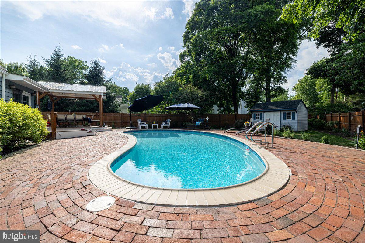 MAKEFIELD MANOR - Residential