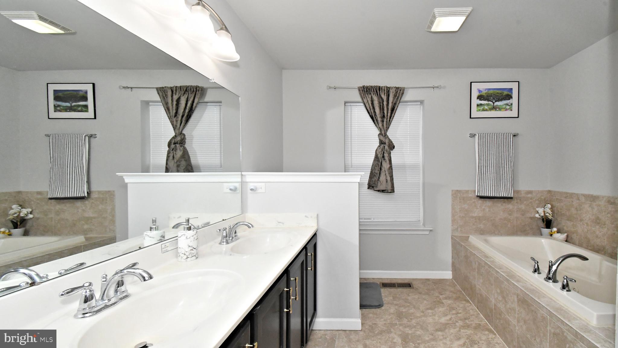 LINCOLN WOODS - Residential