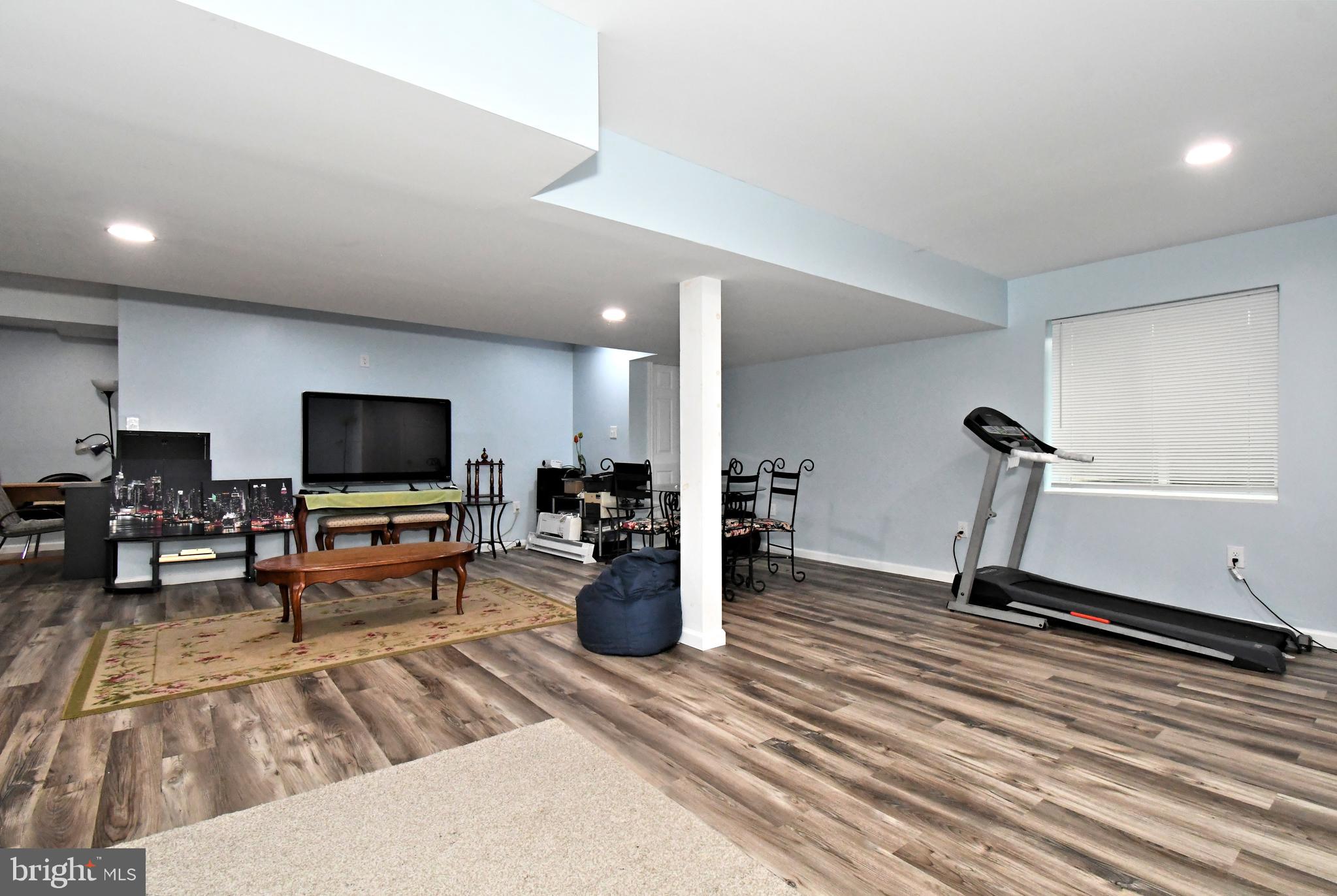 LINCOLN WOODS - Residential
