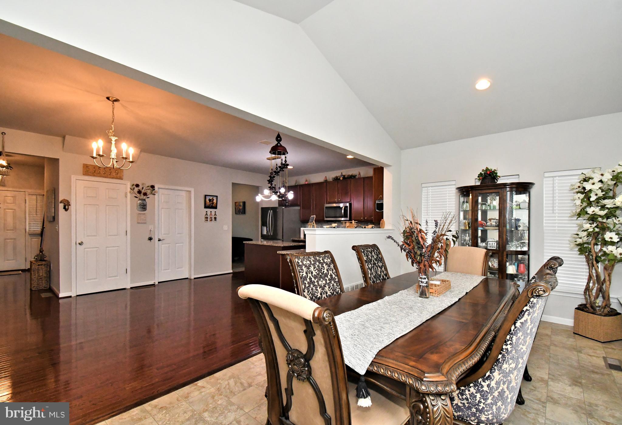 LINCOLN WOODS - Residential