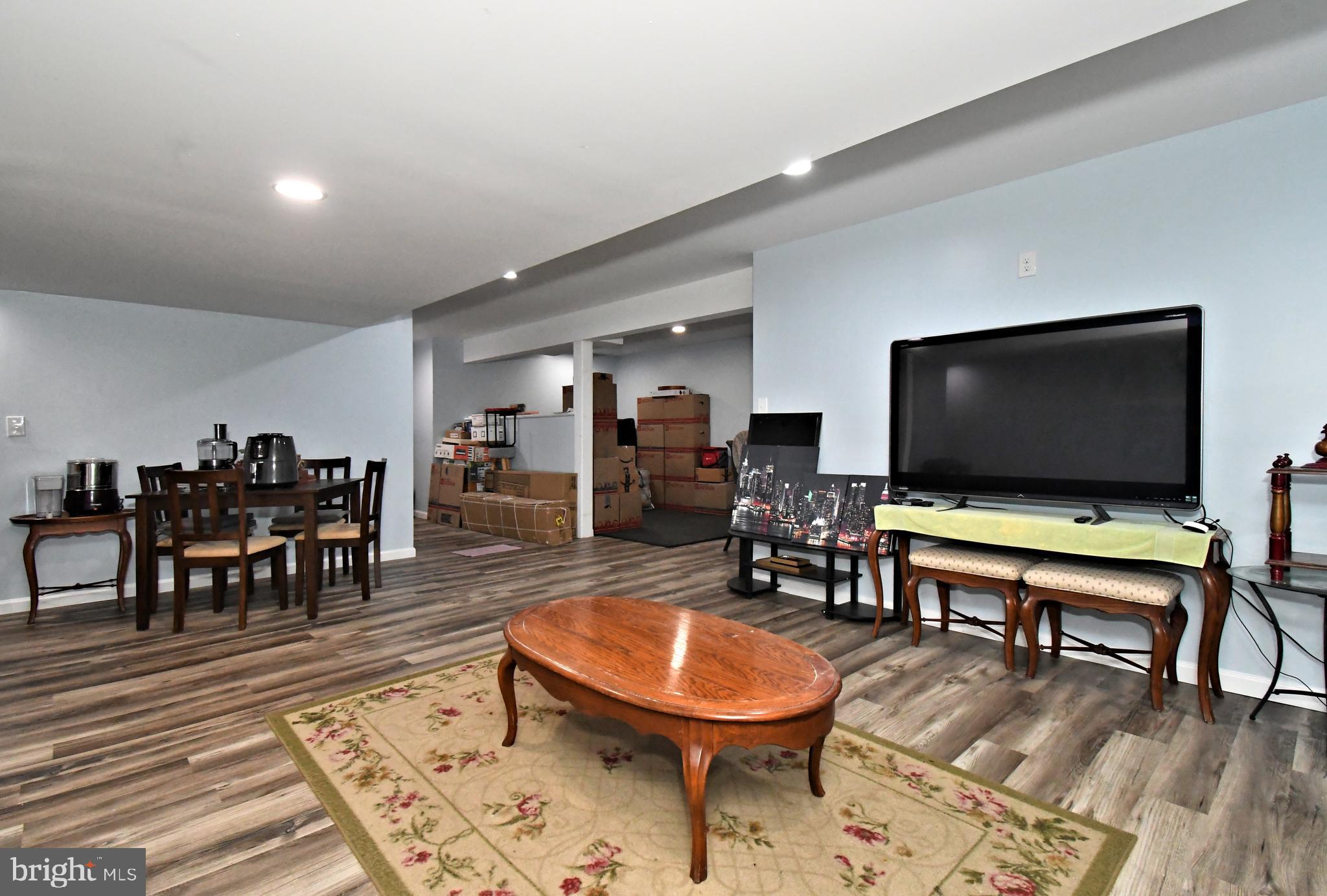 LINCOLN WOODS - Residential