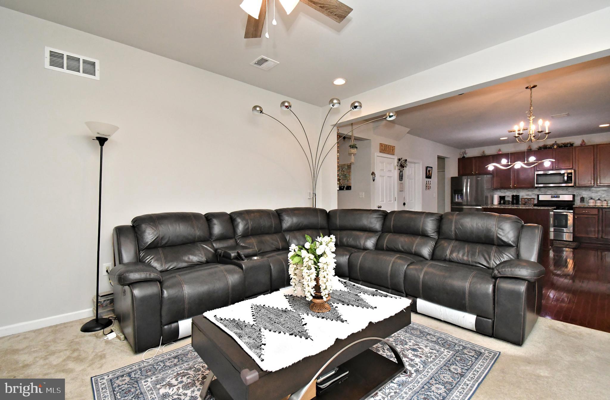 LINCOLN WOODS - Residential