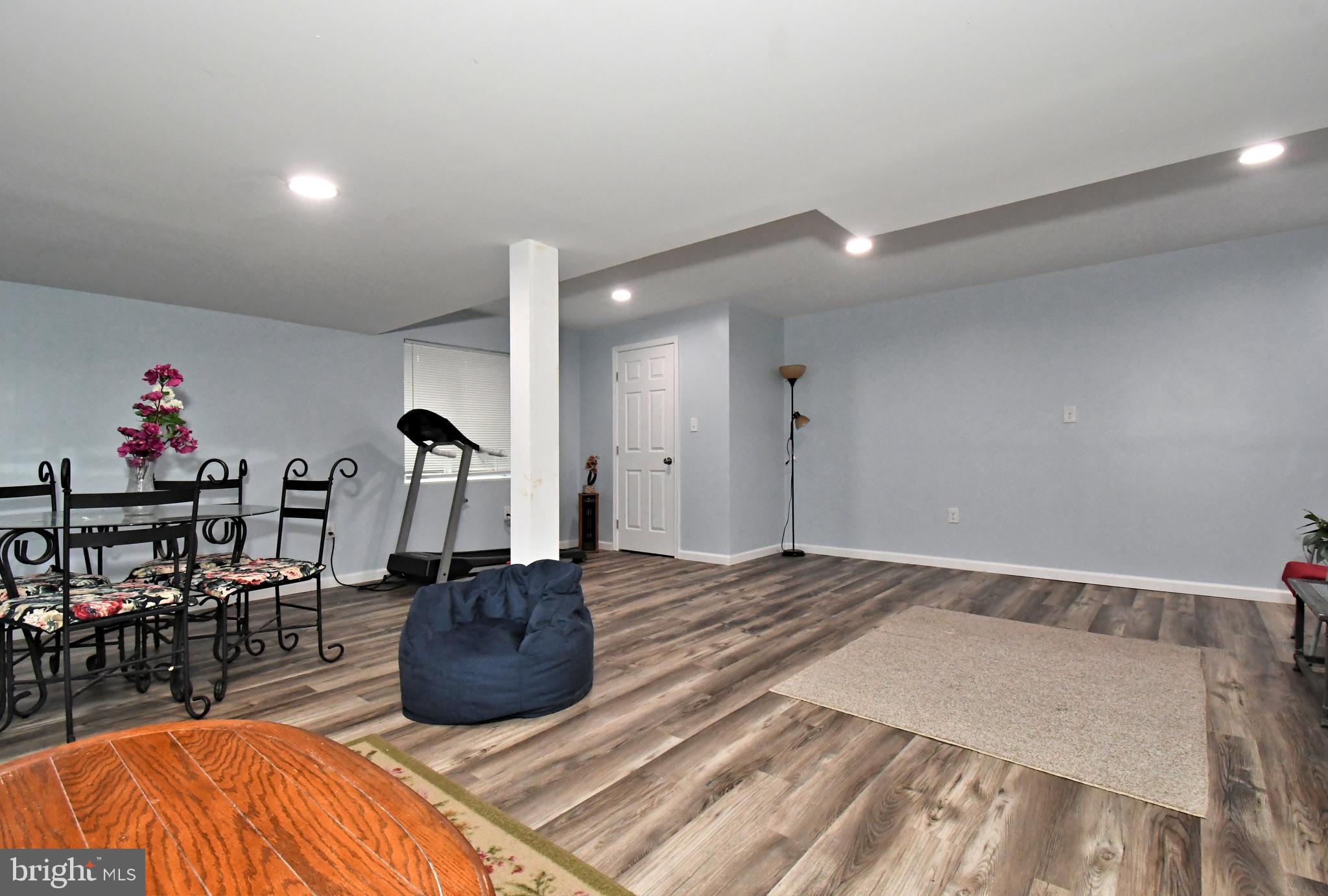 LINCOLN WOODS - Residential