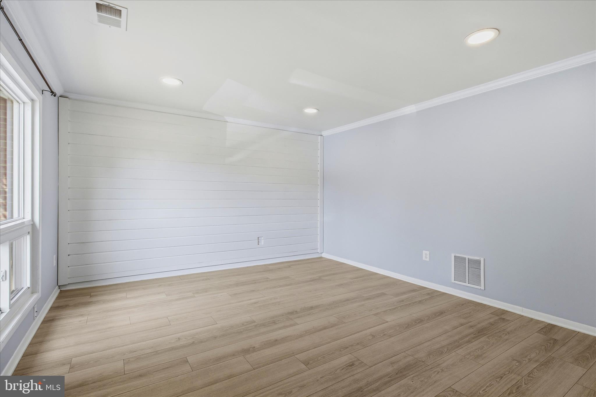 FOUR SEASONS - Residential