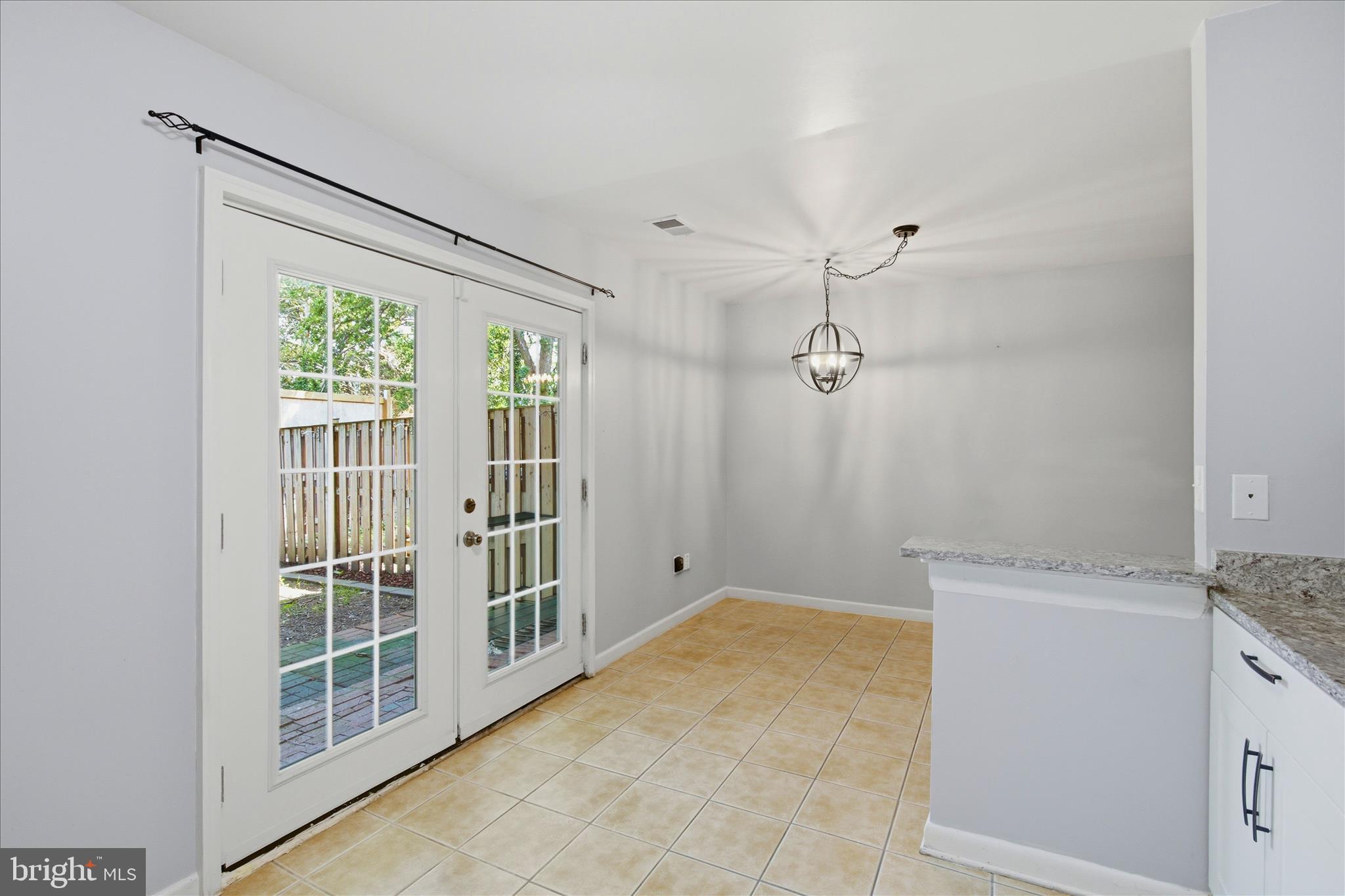 FOUR SEASONS - Residential