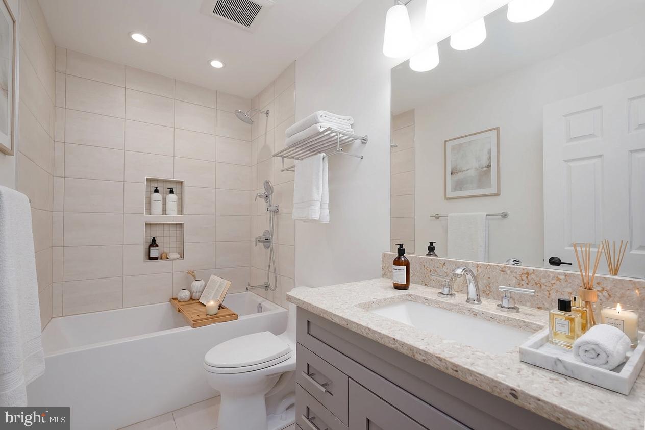 DECOVERLY ADVENTURE - Residential Lease