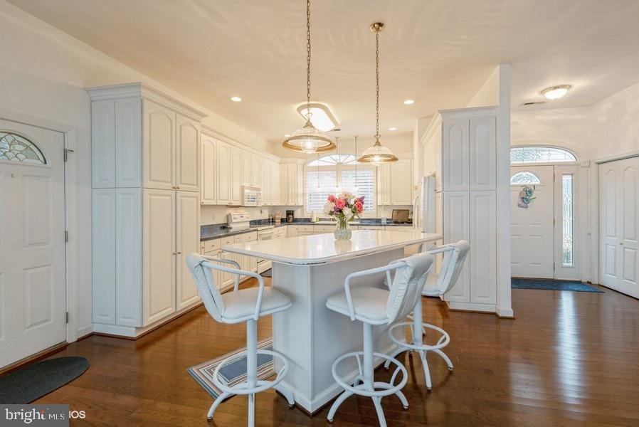 FEATHERSTONE SHORES - Residential
