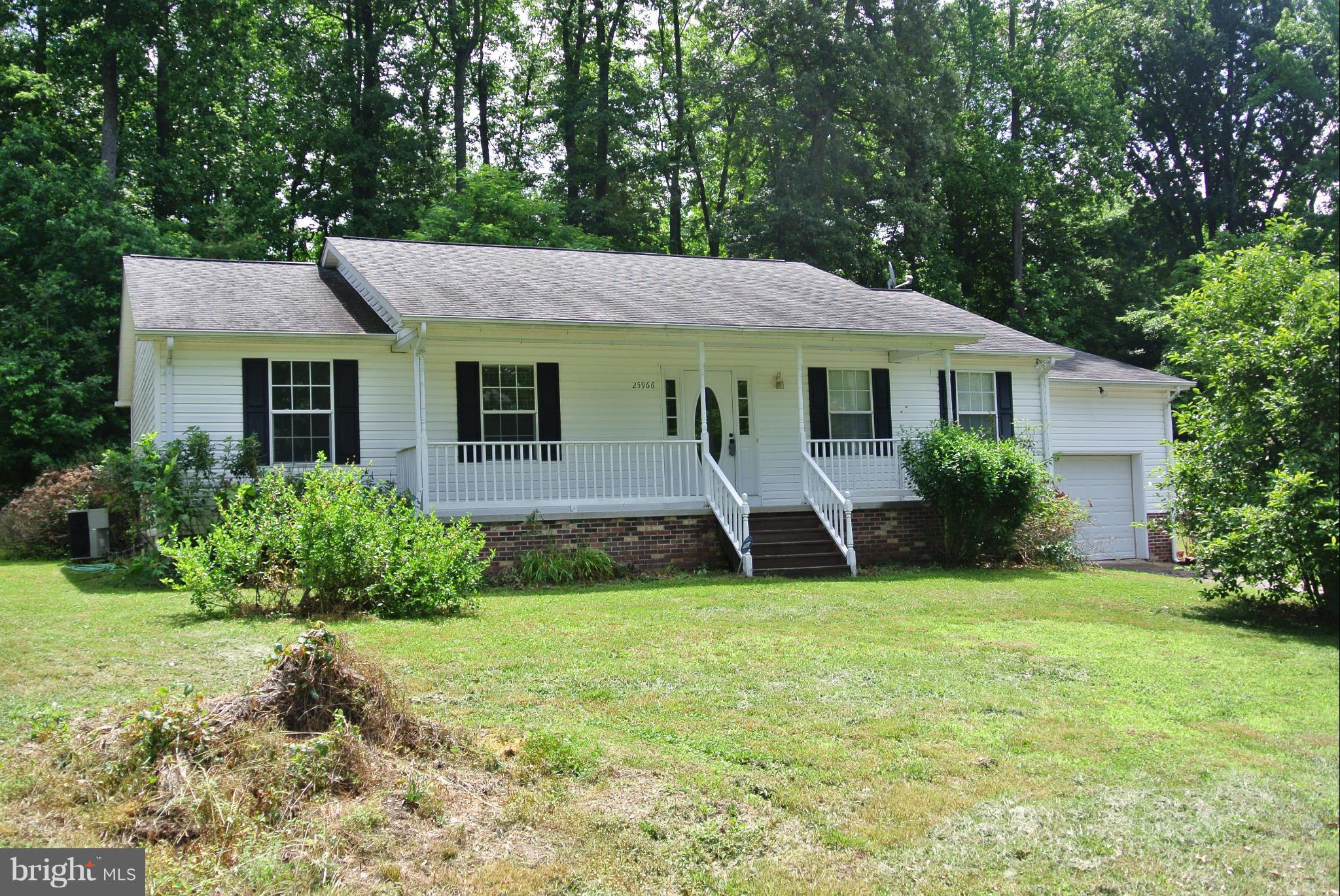 Spacious Rambler on a nice lot.  Minutes from Golf, Tennis, and Public Boat Ramp.  Great commuter location. Move in Ready.  100% Financing available.  Standard Sale. Quick Settlement Possible.