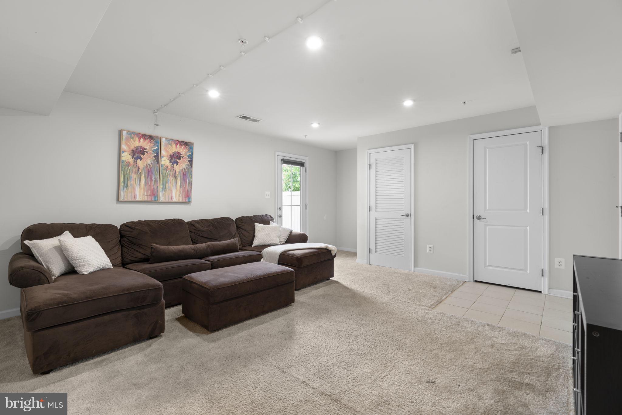 CREEKSIDE VILLAGE - Residential