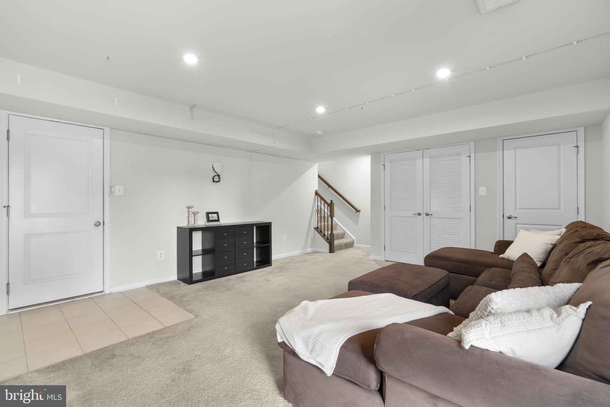 CREEKSIDE VILLAGE - Residential