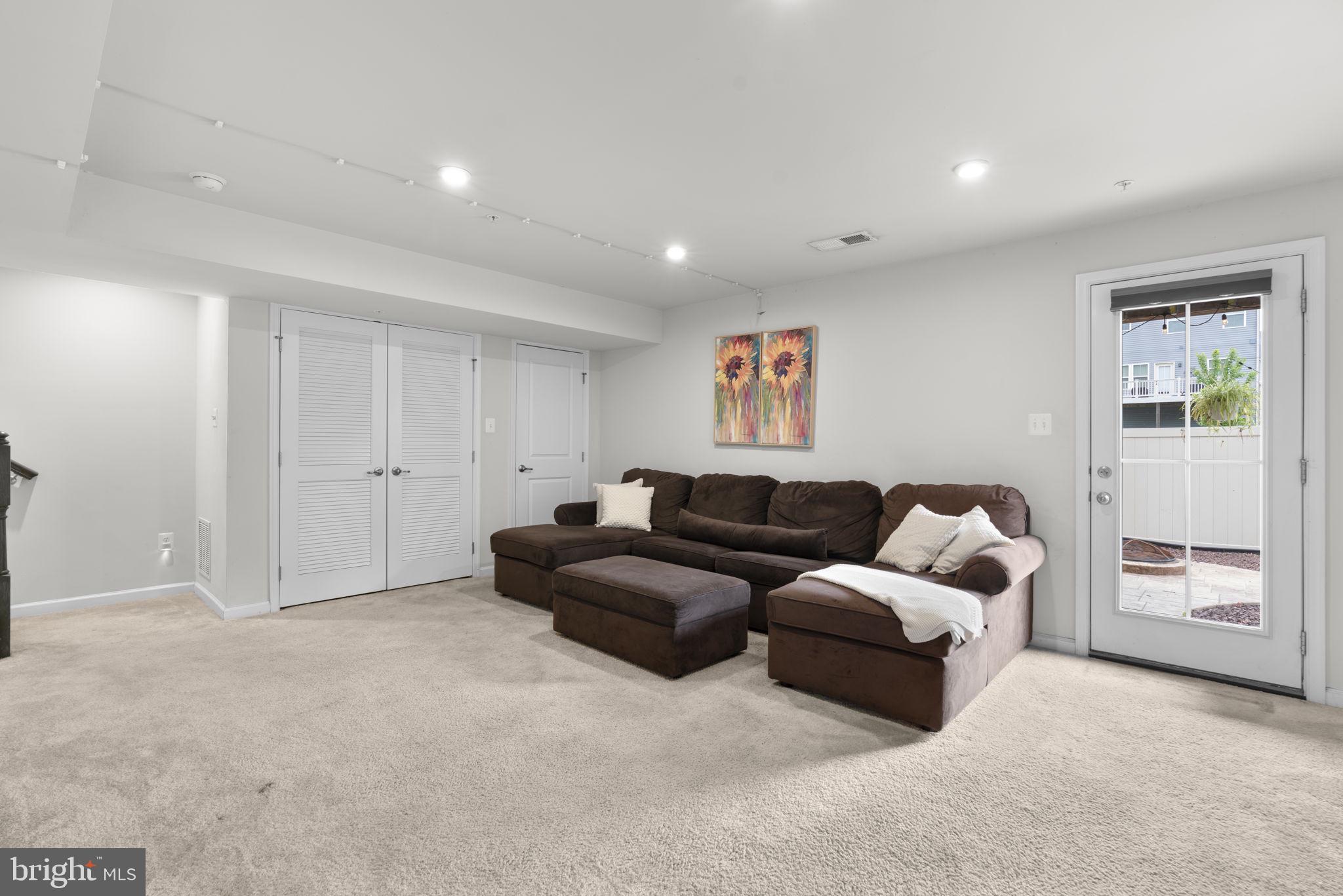 CREEKSIDE VILLAGE - Residential