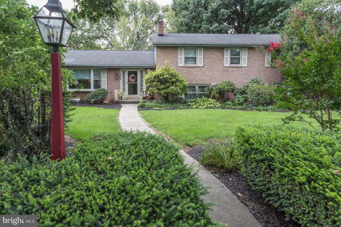 This must-see split level home features 3 bedrooms, 2 1/2 bathrooms, 3 seasons room and oversized 2 car heated garage.  Versatile fourth room with closet, adjoins master bedroom with French doors:  can be used as TV room sewing room, nursery, or as 4th bedroom.  Newer a/c and heating unit, new dryer, refinished hardwood floors, tiled foyer and country kitchen.  Lovely formal dining room.  Tons of storage throughout, including large finished basement.  Well maintained in beautiful Grandview Heights. New Roof just installed.