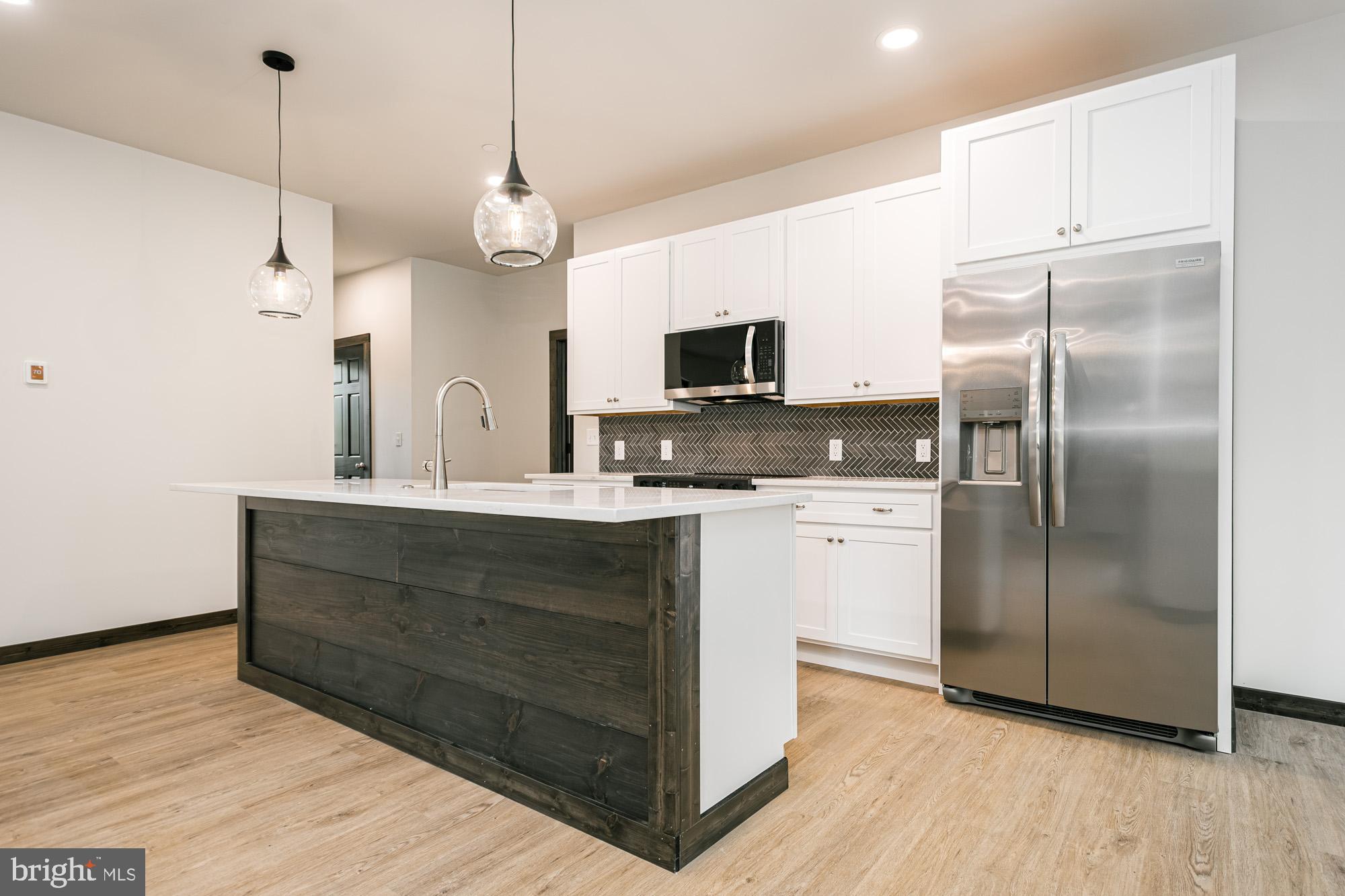 COUNTRY CLUB ACRES - Residential