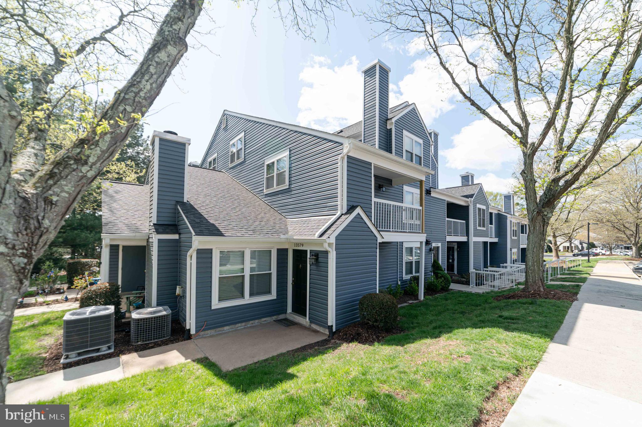Well maintained 2 level condo in Clifton/Centreville.  Hardwood floor throughout, new windows.   Ample unassigned parking lots. Few minutes to I-66 ,  Near Union Mill shopping center, Starbucks, Panera Bread, H-Mart...restaurants and more.  Condo fee $426.00 per month,-updated.

Extra storage closet nest the 3rd floor bathroom not included with the unit.  May need to be closed.
The seller need 1 month Post-Settlement Occupancy after the settlement.   Condo fee $426.00 per month,-updated.