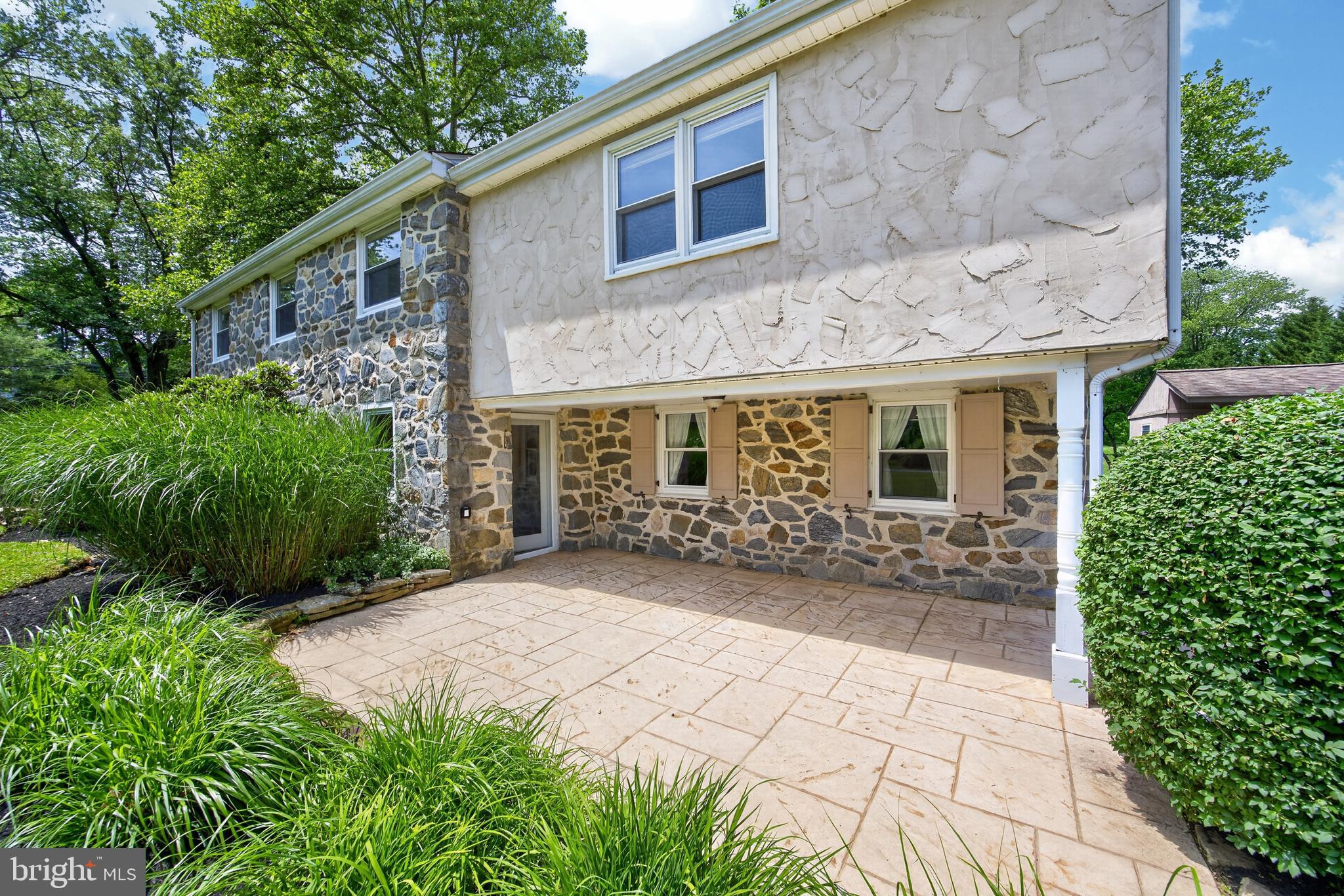 SPRING KNOLL - Residential