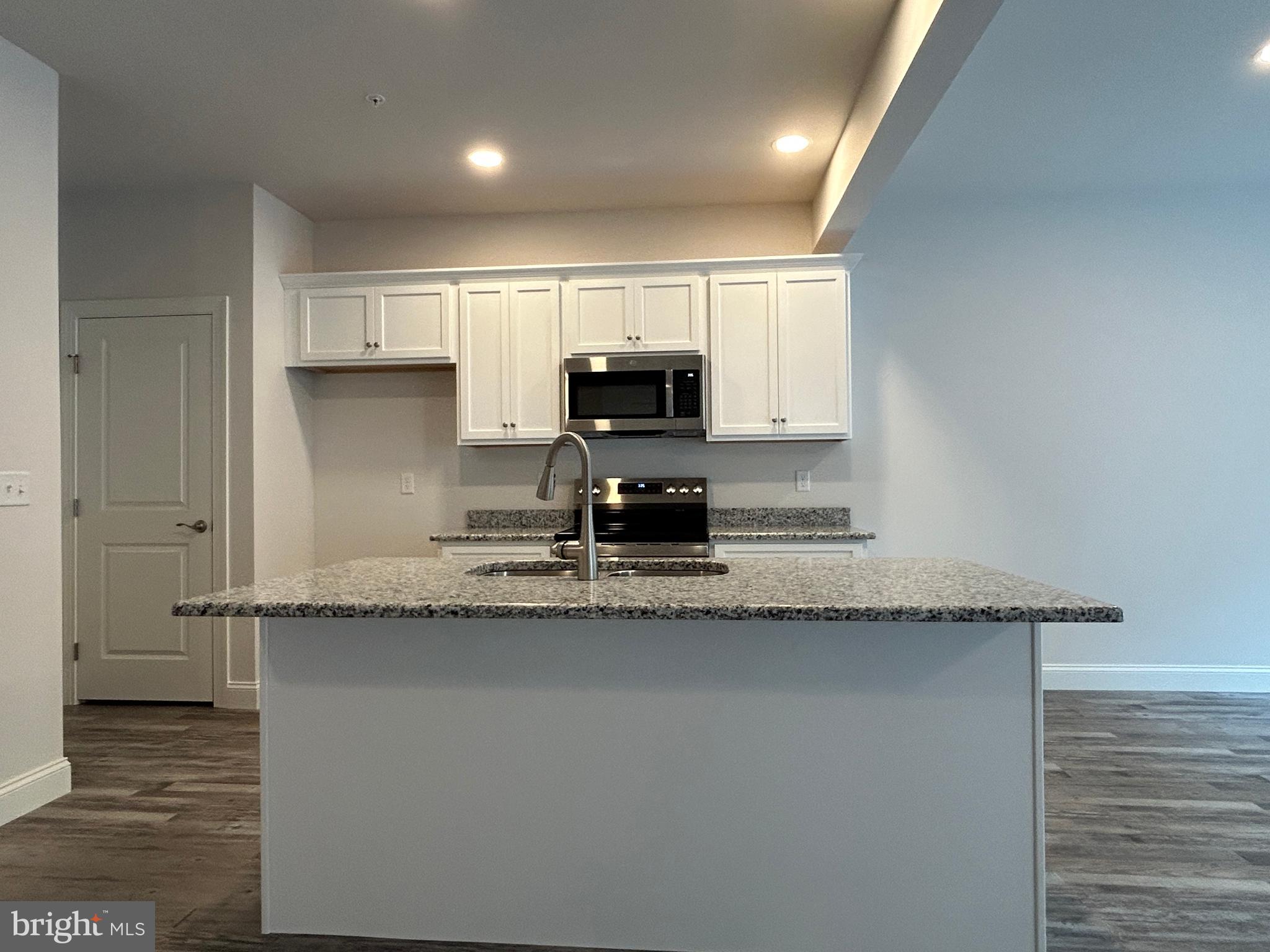 WOODLAND HILLS - Residential