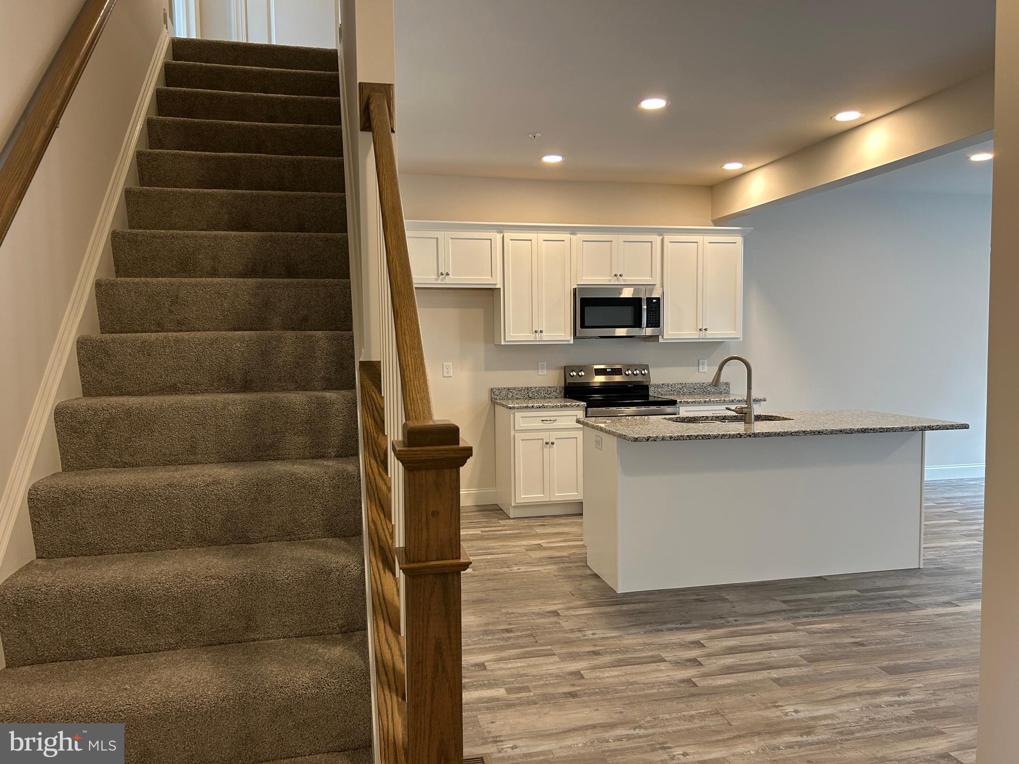 WOODLAND HILLS - Residential