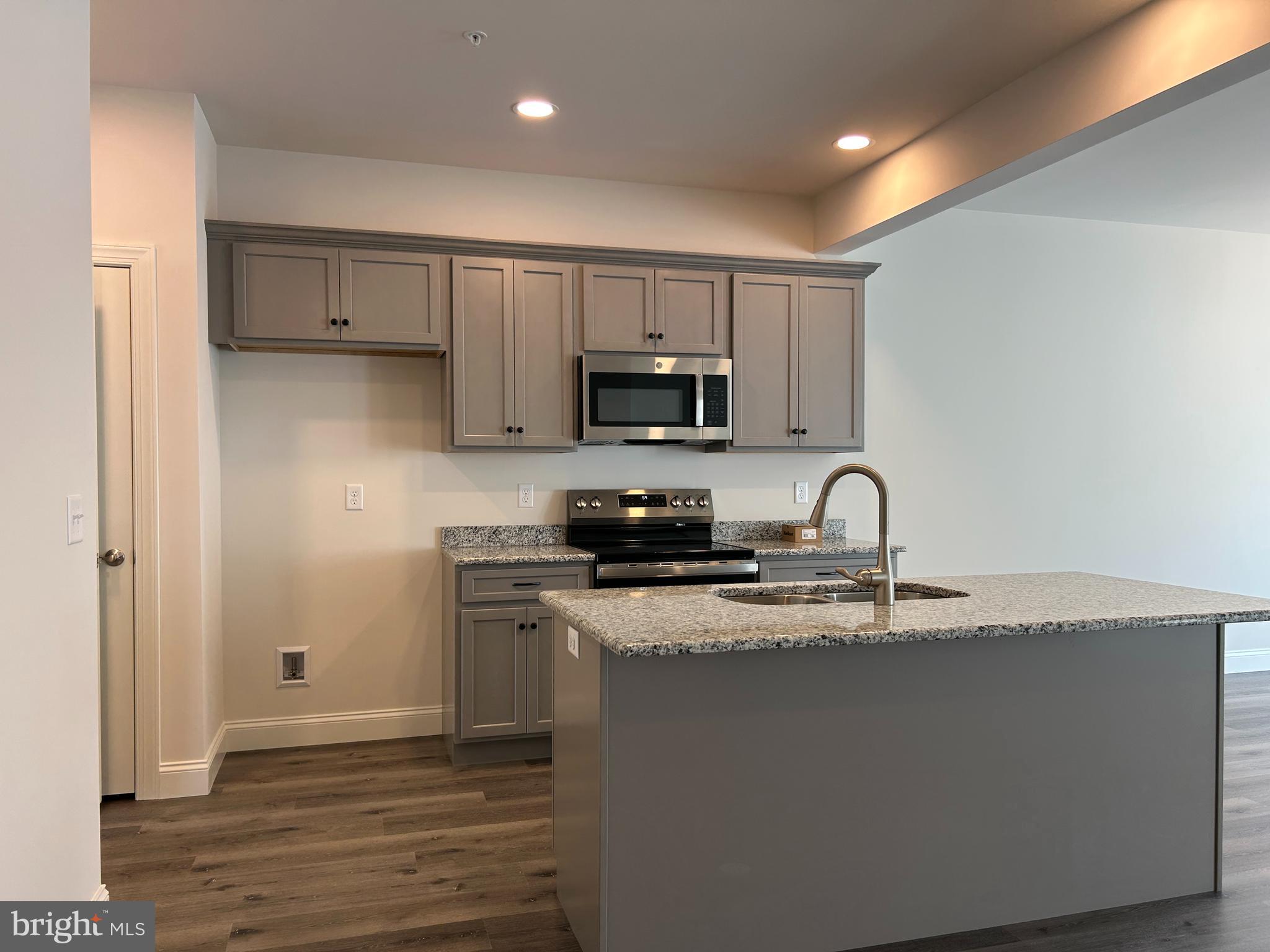 WOODLAND HILLS - Residential