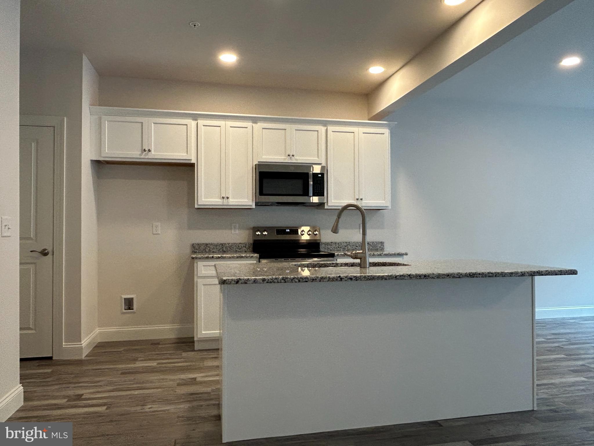 WOODLAND HILLS - Residential