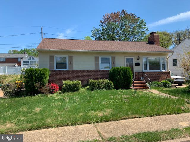 LEVEL LOT RANCHER IN LOW TRAFFIC AREA 1 BLOCK FROM ELEMENTARY SCHOOL. HARDWOOD  FLOORS, FIREPLACE, SUNROOM ADDITION, GAS HEAT AND CENTRAL AC. LARGE UNFINISHED BASEMENT WITH GREAT POTENTIAL. GREAT CURB APPEAL. VACANT FOR QUICK SETTLEMENT.