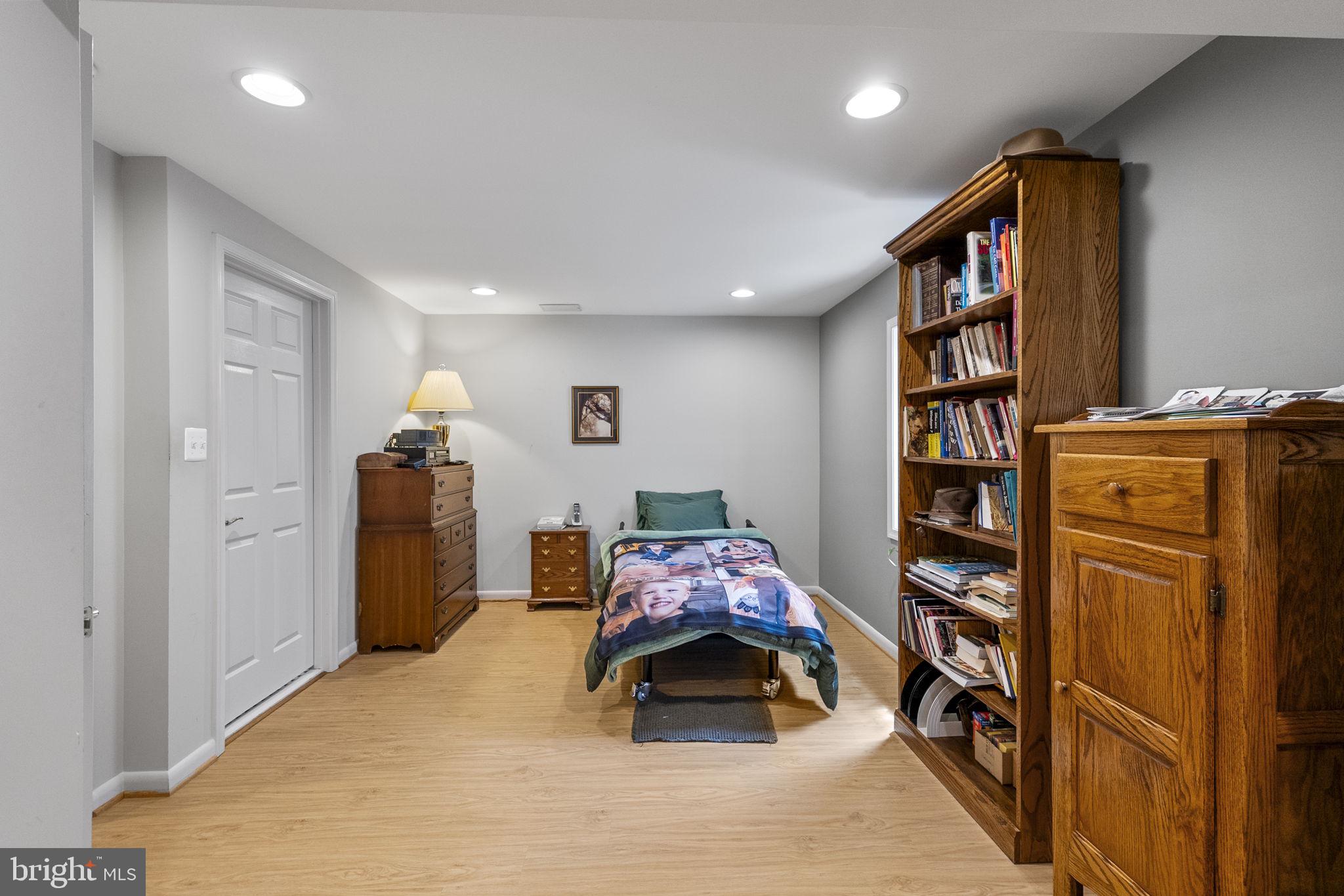 WILLIAMSBURG VILLAGE - Residential